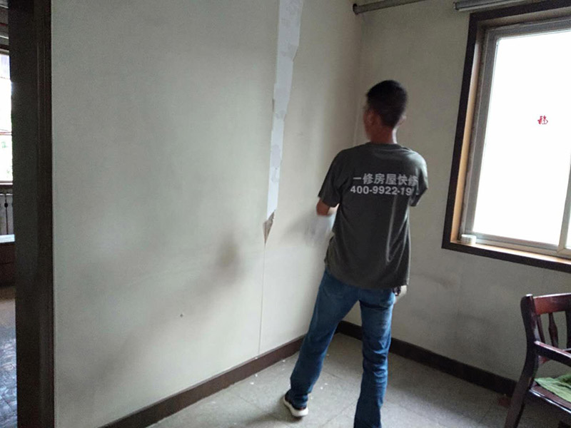 臥室墻紙拆除翻新:墻紙拆除分兩步，首先把表面層揭下，然后再噴水或均勻涂水在基層面，待基層面全部浸水飽合后，即可輕力揭下，最后再用鏟刀清理墻面，修補(bǔ)損壞墻面即可鋪貼墻紙。