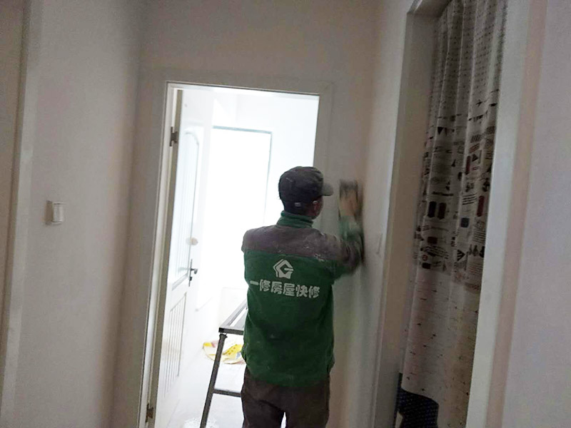 乳膠漆墻面翻新：如果原墻是乳膠漆，且基礎強度較好，經(jīng)簡單打毛修補后可以直接刷漆，但要注意不要破壞原墻漆膜的完整性，也不要用比原墻乳膠漆附著力好太多的乳膠漆，否則容易起皮脫落；如果原墻是刮瓷，則必須產(chǎn)掉重做，其實在這方面只要掌握一個原則，即同等性質(zhì)才能翻新，否則就必須重來。 如果原墻面的漆已經(jīng)不好了的話，再刷上乳膠漆會把以前的乳膠漆泡下來，可以選鮮呼吸SBS強力膠、鮮呼吸卓越型白膠，再刮一遍膩子打磨后再刷乳膠漆。另外，如果經(jīng)濟條件允許，而你對原墻質(zhì)量又不滿意的話，建議最好重做。因為墻面的處理是整個裝修過程中最骯臟的部分，千萬不要圖省事，否則以后會很麻煩。