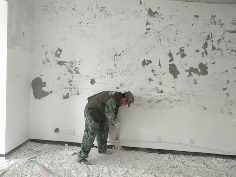 乳膠漆墻面翻新：如果原墻是乳膠漆，且基礎強度較好，經(jīng)簡單打毛修補后可以直接刷漆，但要注意不要破壞原墻漆膜的完整性，也不要用比原墻乳膠漆附著力好太多的乳膠漆，否則容易起皮脫落；如果原墻是刮瓷，則必須產(chǎn)掉重做，其實在這方面只要掌握一個原則，即同等性質(zhì)才能翻新，否則就必須重來。 如果原墻面的漆已經(jīng)不好了的話，再刷上乳膠漆會把以前的乳膠漆泡下來，可以選鮮呼吸SBS強力膠、鮮呼吸卓越型白膠，再刮一遍膩子打磨后再刷乳膠漆。另外，如果經(jīng)濟條件允許，而你對原墻質(zhì)量又不滿意的話，建議最好重做。因為墻面的處理是整個裝修過程中最骯臟的部分，千萬不要圖省事，否則以后會很麻煩。