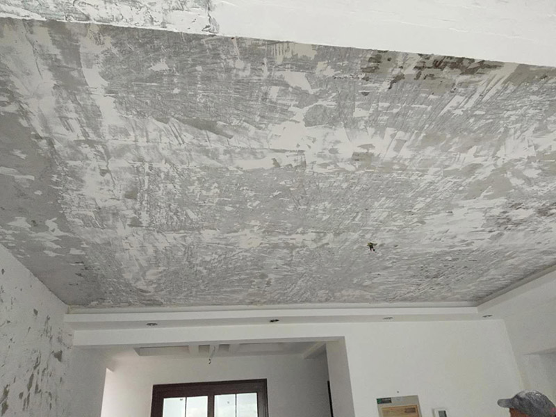 乳膠漆墻面翻新：如果原墻是乳膠漆，且基礎強度較好，經(jīng)簡單打毛修補后可以直接刷漆，但要注意不要破壞原墻漆膜的完整性，也不要用比原墻乳膠漆附著力好太多的乳膠漆，否則容易起皮脫落；如果原墻是刮瓷，則必須產(chǎn)掉重做，其實在這方面只要掌握一個原則，即同等性質(zhì)才能翻新，否則就必須重來。 如果原墻面的漆已經(jīng)不好了的話，再刷上乳膠漆會把以前的乳膠漆泡下來，可以選鮮呼吸SBS強力膠、鮮呼吸卓越型白膠，再刮一遍膩子打磨后再刷乳膠漆。另外，如果經(jīng)濟條件允許，而你對原墻質(zhì)量又不滿意的話，建議最好重做。因為墻面的處理是整個裝修過程中最骯臟的部分，千萬不要圖省事，否則以后會很麻煩。