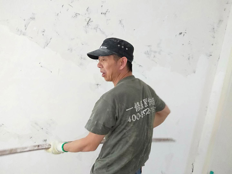 撕墻紙基層翻新：肯定想不到吹風(fēng)機(jī)，它除了可以吹干頭發(fā)以外，還可以通過它散發(fā)出的熱量將墻紙去除，這是因?yàn)榱Ⅲw墻貼背面的膠會因?yàn)榧訜徇^度而在撕的時(shí)候更容易脫膠，當(dāng)溫度大約到達(dá)40度左右，可用手嘗試撕開邊角，如沒發(fā)現(xiàn)脫膠則可以慢慢撕下，針對比較大的款式可以根據(jù)以上辦法逐步去除。 2、如果你家的是PVC材質(zhì)的，也是可以用吹風(fēng)機(jī)來去除的。如果有一小部分膠水殘留的話，是可以擦洗干凈的?；蛘哂脻衩頍岱笥心z的地方，看見膠皮軟化的時(shí)候再慢慢撕或擦就可以了。如果你是粘在玻璃上的話，也是可以直接將它撕下來的，或許在撕的過程中會有許多的膠水殘留在玻璃上，不用擔(dān)心，對于這些殘留的膠水我們可以用酒精或者清洗劑、汽油等物品進(jìn)行擦洗，也可用吹風(fēng)機(jī)進(jìn)行清除。如果你不及時(shí)清除的話，膠水留在玻璃上,時(shí)間長了，被貼與未被貼地方就可能會出現(xiàn)色差。 3、如果不借助任何工具的話，需要找到它的一個(gè)邊角，人盡量的貼近墻面，朝著自己站的方向?qū)⑺p輕的和墻面分離，這樣更容易揭下墻紙。只要你用力平穩(wěn)、力度適中，墻紙就會從慢慢從墻上脫離，如情況有異,則可能它是不可剝離的墻紙。