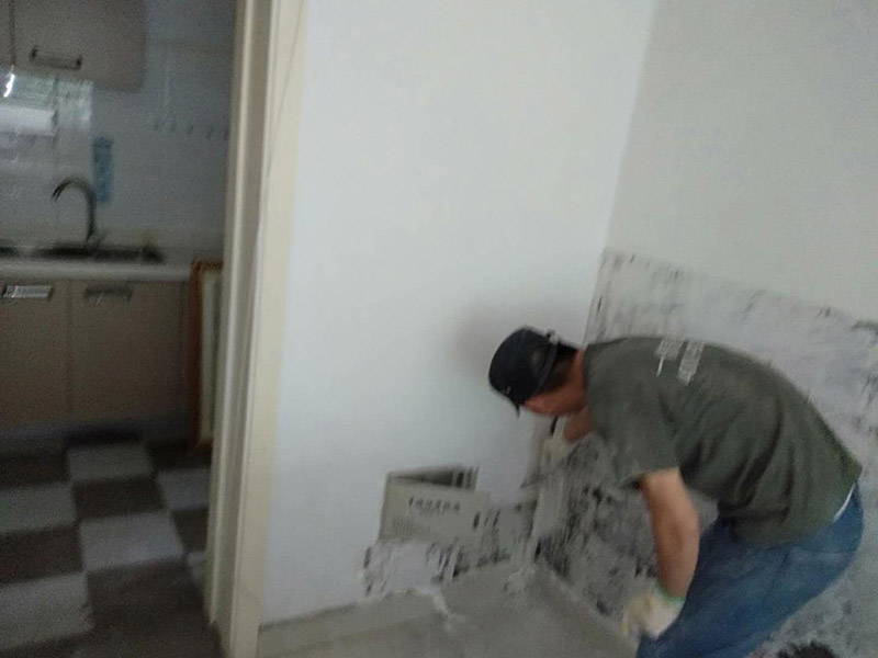 撕墻紙基層翻新：肯定想不到吹風(fēng)機(jī)，它除了可以吹干頭發(fā)以外，還可以通過它散發(fā)出的熱量將墻紙去除，這是因?yàn)榱Ⅲw墻貼背面的膠會因?yàn)榧訜徇^度而在撕的時(shí)候更容易脫膠，當(dāng)溫度大約到達(dá)40度左右，可用手嘗試撕開邊角，如沒發(fā)現(xiàn)脫膠則可以慢慢撕下，針對比較大的款式可以根據(jù)以上辦法逐步去除。 2、如果你家的是PVC材質(zhì)的，也是可以用吹風(fēng)機(jī)來去除的。如果有一小部分膠水殘留的話，是可以擦洗干凈的?；蛘哂脻衩頍岱笥心z的地方，看見膠皮軟化的時(shí)候再慢慢撕或擦就可以了。如果你是粘在玻璃上的話，也是可以直接將它撕下來的，或許在撕的過程中會有許多的膠水殘留在玻璃上，不用擔(dān)心，對于這些殘留的膠水我們可以用酒精或者清洗劑、汽油等物品進(jìn)行擦洗，也可用吹風(fēng)機(jī)進(jìn)行清除。如果你不及時(shí)清除的話，膠水留在玻璃上,時(shí)間長了，被貼與未被貼地方就可能會出現(xiàn)色差。 3、如果不借助任何工具的話，需要找到它的一個(gè)邊角，人盡量的貼近墻面，朝著自己站的方向?qū)⑺p輕的和墻面分離，這樣更容易揭下墻紙。只要你用力平穩(wěn)、力度適中，墻紙就會從慢慢從墻上脫離，如情況有異,則可能它是不可剝離的墻紙。