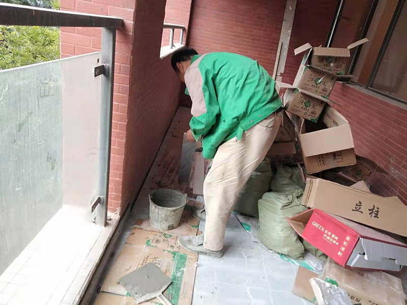 踢腳線(xiàn)安裝：首先需要購(gòu)買(mǎi)好與地面相匹配的地腳線(xiàn)，一般情況，選擇地腳線(xiàn)的顏色應(yīng)該與鋪設(shè)的地板相似，這樣看起來(lái)會(huì)更美觀(guān)。接著將墻面進(jìn)行處理，對(duì)于不平整的墻面應(yīng)該車(chē)平，還需要講墻面的灰塵處理干凈，在平整無(wú)凹凸的墻面上進(jìn)行施工，同時(shí)也需要對(duì)踢腳線(xiàn)的位置進(jìn)行測(cè)量。測(cè)量出安裝踢腳線(xiàn)的長(zhǎng)度之后，根據(jù)墻面的長(zhǎng)度，切割同樣長(zhǎng)度的踢腳線(xiàn)。把踢腳線(xiàn)安裝在墻面上，需要對(duì)墻面進(jìn)行鉆孔，鉆孔結(jié)束后可以使用地板釘將其固定在墻面上。最后基本可以結(jié)束了，安裝完畢之后，可以用濕布對(duì)踢腳線(xiàn)位置進(jìn)行擦洗，進(jìn)行衛(wèi)生清理后就可結(jié)束了。