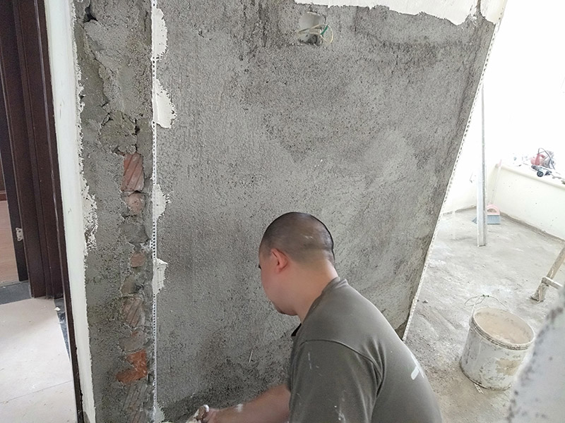 墻面掛網(wǎng)刮石膏找平：膩?zhàn)拥呐鷫^(guò)程有批、刮、碾等，批墻時(shí)各位只要注意兩點(diǎn)就可以了。一是批墻一次不要批的太厚，而是應(yīng)該一層一層很細(xì)膩的往上批。這樣批出的墻面不易起殼、脫落。二是要平整，其實(shí)這也是批墻的主要目的之一。檢查批墻效果最好是在晚上，用日光燈，或者是白色的節(jié)能燈，對(duì)著墻面照，檢查是否平整，不平的地方再手動(dòng)打磨。批墻的手勢(shì)也有很多種這是直線的刮法。墻面的處理程序是先刷膠水一遍，批膩?zhàn)佣饺榇蚰ィ缓笳移?。之后是刷油漆，刷配套底漆一遍，面漆二遍。墻面處理大體完成。