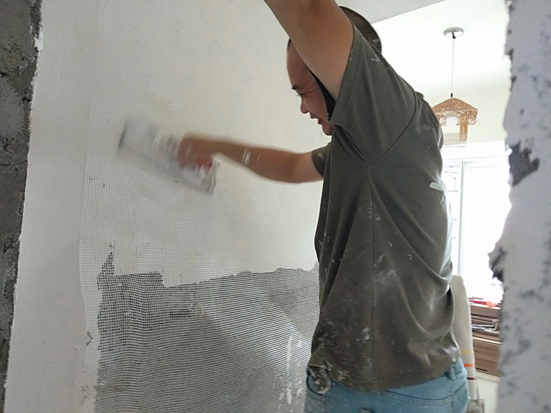 墻面掛網(wǎng)刮石膏找平：膩?zhàn)拥呐鷫^(guò)程有批、刮、碾等，批墻時(shí)各位只要注意兩點(diǎn)就可以了。一是批墻一次不要批的太厚，而是應(yīng)該一層一層很細(xì)膩的往上批。這樣批出的墻面不易起殼、脫落。二是要平整，其實(shí)這也是批墻的主要目的之一。檢查批墻效果最好是在晚上，用日光燈，或者是白色的節(jié)能燈，對(duì)著墻面照，檢查是否平整，不平的地方再手動(dòng)打磨。批墻的手勢(shì)也有很多種這是直線的刮法。墻面的處理程序是先刷膠水一遍，批膩?zhàn)佣饺榇蚰?，然后找平。之后是刷油漆，刷配套底漆一遍，面漆二遍。墻面處理大體完成。