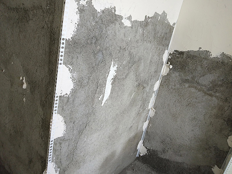 墻面掛網(wǎng)刮石膏找平：膩?zhàn)拥呐鷫^(guò)程有批、刮、碾等，批墻時(shí)各位只要注意兩點(diǎn)就可以了。一是批墻一次不要批的太厚，而是應(yīng)該一層一層很細(xì)膩的往上批。這樣批出的墻面不易起殼、脫落。二是要平整，其實(shí)這也是批墻的主要目的之一。檢查批墻效果最好是在晚上，用日光燈，或者是白色的節(jié)能燈，對(duì)著墻面照，檢查是否平整，不平的地方再手動(dòng)打磨。批墻的手勢(shì)也有很多種這是直線的刮法。墻面的處理程序是先刷膠水一遍，批膩?zhàn)佣饺榇蚰?，然后找平。之后是刷油漆，刷配套底漆一遍，面漆二遍。墻面處理大體完成。