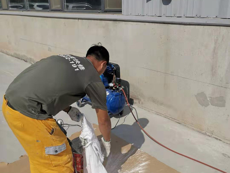 外墻墻裙彈刷涂料:基層清理一澆水濕潤一吊垂直、套方、找規(guī)矩、抹灰餅一抹水泥踢腳或墻裙&mdash;做護角抹水泥窗臺&mdash;墻面充筋&mdash;抹底灰&mdash;修補預(yù)留孔洞、電箱槽、盒等&mdash;抹罩面灰 1、粉刷施工前注意天氣情況,避免在雨雪來臨前作業(yè)。2、需要鏟墻皮的墻體,處理好墻壁基層表面,舊墻面必須徹底除去霉斑、油污、浮灰及松脫的涂層,孔漏應(yīng)及時修補,并用粗砂紙打磨平整。3、粉刷時應(yīng)掌握由上而下、一筆套一筆、豎刷的原則,也可由左至右的橫刷,切勿漏筆。4、在刷石灰漿的過程中應(yīng)不斷攪拌石灰漿液,否則石灰漿會沉淀刷后墻面上會出現(xiàn)深淺不一的條紋。5、在新刷的紙筋灰墻上進行粉刷裝飾,須等到外層石灰完全干燥后方可進行,否則會使墻面上出現(xiàn)而影響美化的效果。