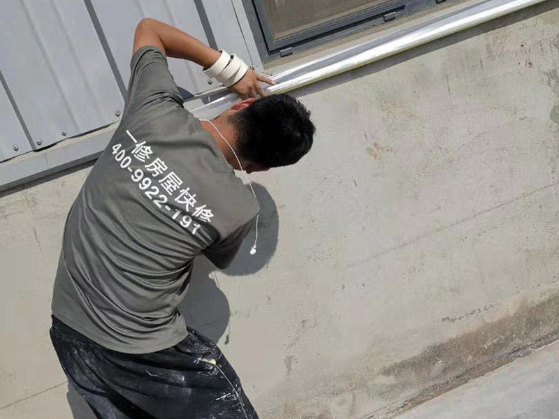 外墻墻裙彈刷涂料:基層清理一澆水濕潤一吊垂直、套方、找規(guī)矩、抹灰餅一抹水泥踢腳或墻裙&mdash;做護角抹水泥窗臺&mdash;墻面充筋&mdash;抹底灰&mdash;修補預(yù)留孔洞、電箱槽、盒等&mdash;抹罩面灰 1、粉刷施工前注意天氣情況,避免在雨雪來臨前作業(yè)。2、需要鏟墻皮的墻體,處理好墻壁基層表面,舊墻面必須徹底除去霉斑、油污、浮灰及松脫的涂層,孔漏應(yīng)及時修補,并用粗砂紙打磨平整。3、粉刷時應(yīng)掌握由上而下、一筆套一筆、豎刷的原則,也可由左至右的橫刷,切勿漏筆。4、在刷石灰漿的過程中應(yīng)不斷攪拌石灰漿液,否則石灰漿會沉淀刷后墻面上會出現(xiàn)深淺不一的條紋。5、在新刷的紙筋灰墻上進行粉刷裝飾,須等到外層石灰完全干燥后方可進行,否則會使墻面上出現(xiàn)而影響美化的效果。