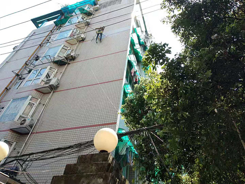 高空外墻防水施工:將局部開(kāi)裂、起鼓的外墻涂料層鑿開(kāi)至墻面基層,將窗框與墻體的結(jié)合處開(kāi)裂的涂層揭開(kāi),并將所有鑿開(kāi)和脫落的墻面用軟質(zhì)刷子清掃干凈,保證其中不存在任何塵土、水泥渣等松散顆粒及松動(dòng)的涂料塊.用JS防水涂料對(duì)墻面進(jìn)行整體涂刷,要求涂刷多遍達(dá)到一定的厚度,以能發(fā)揮防水材料的最佳性能為準(zhǔn).使墻面顏色均勻,平整美觀.