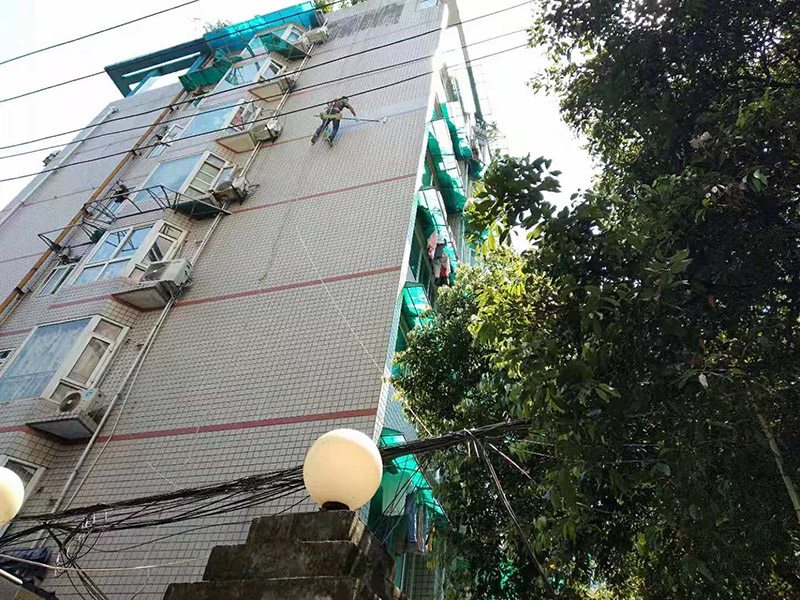 高空外墻防水施工:將局部開(kāi)裂、起鼓的外墻涂料層鑿開(kāi)至墻面基層,將窗框與墻體的結(jié)合處開(kāi)裂的涂層揭開(kāi),并將所有鑿開(kāi)和脫落的墻面用軟質(zhì)刷子清掃干凈,保證其中不存在任何塵土、水泥渣等松散顆粒及松動(dòng)的涂料塊.用JS防水涂料對(duì)墻面進(jìn)行整體涂刷,要求涂刷多遍達(dá)到一定的厚度,以能發(fā)揮防水材料的最佳性能為準(zhǔn).使墻面顏色均勻,平整美觀.