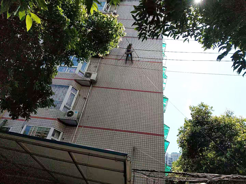 高空外墻防水施工:將局部開(kāi)裂、起鼓的外墻涂料層鑿開(kāi)至墻面基層,將窗框與墻體的結(jié)合處開(kāi)裂的涂層揭開(kāi),并將所有鑿開(kāi)和脫落的墻面用軟質(zhì)刷子清掃干凈,保證其中不存在任何塵土、水泥渣等松散顆粒及松動(dòng)的涂料塊.用JS防水涂料對(duì)墻面進(jìn)行整體涂刷,要求涂刷多遍達(dá)到一定的厚度,以能發(fā)揮防水材料的最佳性能為準(zhǔn).使墻面顏色均勻,平整美觀.