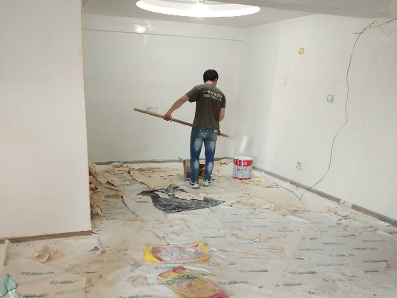 全屋整體裝修翻新：在墻面翻新前，需要先將舊漆面鏟除干凈，之后在進(jìn)行打磨，將墻面的浮沉雜物都清理干凈。如果墻面有凹凸不平的情況，要先用膩?zhàn)有扪a(bǔ)，如果墻面出現(xiàn)空鼓的現(xiàn)象，也要將整面的墻皮進(jìn)行鏟除，才能做后續(xù)的處理。 膩?zhàn)拥奶幚碇攸c(diǎn)有兩點(diǎn)注意事項(xiàng)，一是在刮膩?zhàn)又埃褖γ娴钠秸扔贸咦訙y(cè)試好，如果有不平整的位置，就需要用膩?zhàn)訉?shí)行多次的修補(bǔ)，而在每一次刮完膩?zhàn)又?，還需要用砂紙對(duì)墻面實(shí)行打磨，使得墻面更加的平整光滑。 油漆的涂刷是墻面翻新至關(guān)重要的一步。在涂刷時(shí)應(yīng)當(dāng)遵照一底兩面的原則，即刷1遍底漆，再刷2遍面漆，要留意的是，兩次涂刷的時(shí)間不可以太近，要確保前一遍的涂刷油漆已經(jīng)干了之后，才可以接著進(jìn)行下一遍的涂刷，這樣才能確保涂刷質(zhì)量。