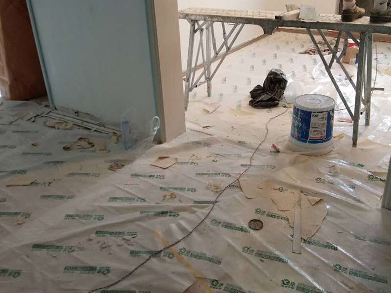 全屋整體裝修翻新：在墻面翻新前，需要先將舊漆面鏟除干凈，之后在進(jìn)行打磨，將墻面的浮沉雜物都清理干凈。如果墻面有凹凸不平的情況，要先用膩?zhàn)有扪a(bǔ)，如果墻面出現(xiàn)空鼓的現(xiàn)象，也要將整面的墻皮進(jìn)行鏟除，才能做后續(xù)的處理。 膩?zhàn)拥奶幚碇攸c(diǎn)有兩點(diǎn)注意事項(xiàng)，一是在刮膩?zhàn)又埃褖γ娴钠秸扔贸咦訙y(cè)試好，如果有不平整的位置，就需要用膩?zhàn)訉?shí)行多次的修補(bǔ)，而在每一次刮完膩?zhàn)又?，還需要用砂紙對(duì)墻面實(shí)行打磨，使得墻面更加的平整光滑。 油漆的涂刷是墻面翻新至關(guān)重要的一步。在涂刷時(shí)應(yīng)當(dāng)遵照一底兩面的原則，即刷1遍底漆，再刷2遍面漆，要留意的是，兩次涂刷的時(shí)間不可以太近，要確保前一遍的涂刷油漆已經(jīng)干了之后，才可以接著進(jìn)行下一遍的涂刷，這樣才能確保涂刷質(zhì)量。