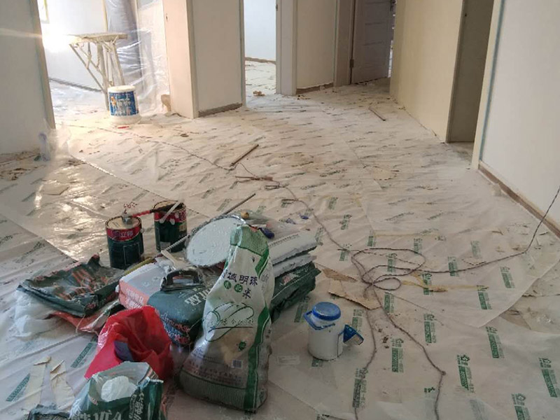 全屋整體裝修翻新：在墻面翻新前，需要先將舊漆面鏟除干凈，之后在進(jìn)行打磨，將墻面的浮沉雜物都清理干凈。如果墻面有凹凸不平的情況，要先用膩?zhàn)有扪a(bǔ)，如果墻面出現(xiàn)空鼓的現(xiàn)象，也要將整面的墻皮進(jìn)行鏟除，才能做后續(xù)的處理。 膩?zhàn)拥奶幚碇攸c(diǎn)有兩點(diǎn)注意事項(xiàng)，一是在刮膩?zhàn)又?，要把墻面的平整度用尺子測(cè)試好，如果有不平整的位置，就需要用膩?zhàn)訉?shí)行多次的修補(bǔ)，而在每一次刮完膩?zhàn)又?，還需要用砂紙對(duì)墻面實(shí)行打磨，使得墻面更加的平整光滑。 油漆的涂刷是墻面翻新至關(guān)重要的一步。在涂刷時(shí)應(yīng)當(dāng)遵照一底兩面的原則，即刷1遍底漆，再刷2遍面漆，要留意的是，兩次涂刷的時(shí)間不可以太近，要確保前一遍的涂刷油漆已經(jīng)干了之后，才可以接著進(jìn)行下一遍的涂刷，這樣才能確保涂刷質(zhì)量。