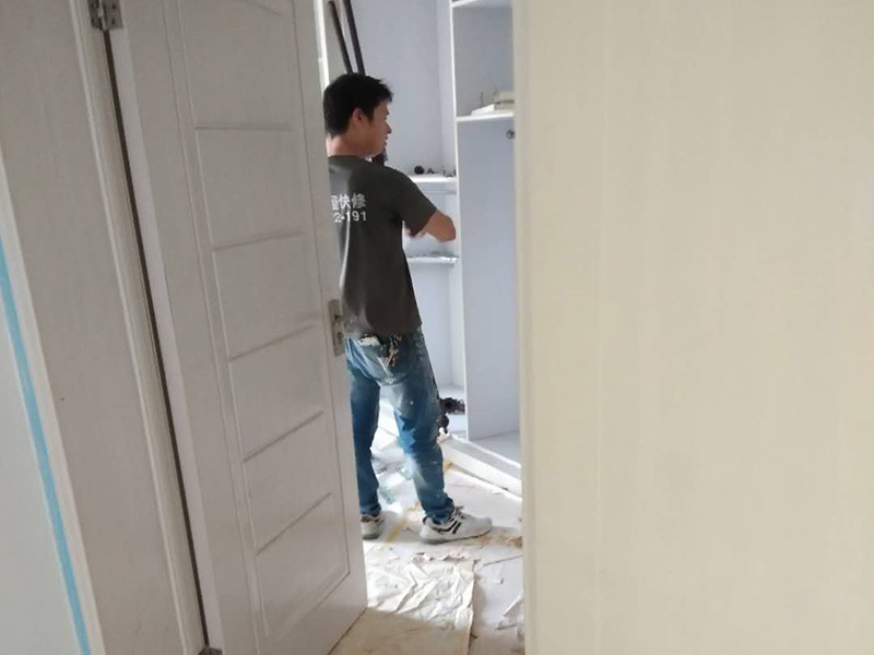 全屋整體裝修翻新：在墻面翻新前，需要先將舊漆面鏟除干凈，之后在進(jìn)行打磨，將墻面的浮沉雜物都清理干凈。如果墻面有凹凸不平的情況，要先用膩?zhàn)有扪a(bǔ)，如果墻面出現(xiàn)空鼓的現(xiàn)象，也要將整面的墻皮進(jìn)行鏟除，才能做后續(xù)的處理。 膩?zhàn)拥奶幚碇攸c(diǎn)有兩點(diǎn)注意事項(xiàng)，一是在刮膩?zhàn)又?，要把墻面的平整度用尺子測(cè)試好，如果有不平整的位置，就需要用膩?zhàn)訉?shí)行多次的修補(bǔ)，而在每一次刮完膩?zhàn)又?，還需要用砂紙對(duì)墻面實(shí)行打磨，使得墻面更加的平整光滑。 油漆的涂刷是墻面翻新至關(guān)重要的一步。在涂刷時(shí)應(yīng)當(dāng)遵照一底兩面的原則，即刷1遍底漆，再刷2遍面漆，要留意的是，兩次涂刷的時(shí)間不可以太近，要確保前一遍的涂刷油漆已經(jīng)干了之后，才可以接著進(jìn)行下一遍的涂刷，這樣才能確保涂刷質(zhì)量。