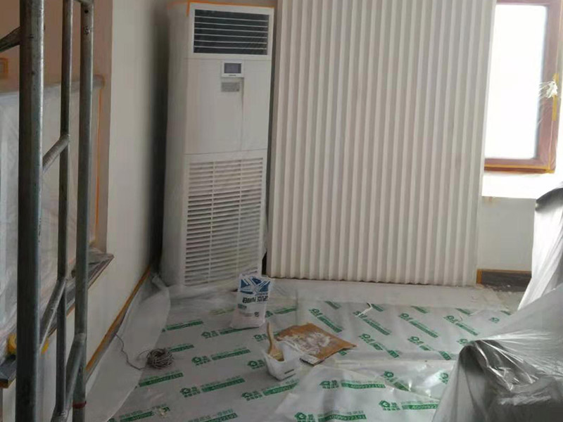 全屋裝修保護(hù):入戶門扇用公司統(tǒng)一的門貼進(jìn)行全面包裹保護(hù)，用透明膠帶將保護(hù)膜粘貼牢固平整。 用標(biāo)準(zhǔn)保護(hù)膜將門框三面保護(hù)完整并固定牢固。 工程完工后拆除保護(hù)膜時(shí)如果有粘貼時(shí)的膠痕，應(yīng)用酒精或?qū)Ｓ玫那逦蹌┣宄z痕。 飾面板進(jìn)場后對其封兩遍以上清漆并打?qū)Ψ胖谩?家具制作后，用報(bào)紙折成U字型將柜子內(nèi)部進(jìn)行保護(hù)。 涉及色漆或擦色作業(yè)時(shí)，應(yīng)將柜門拆除后噴漆或擦色，避免造成顏色交叉污染。