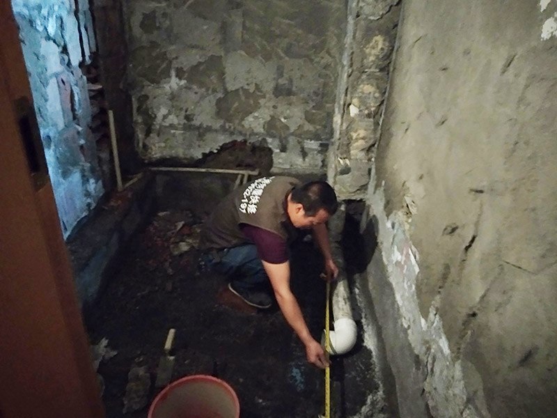 廁所水管改造：衛(wèi)生間下水管道的改造在現(xiàn)在一般的商品房中實施可能不大，因為沒有沉箱的位置，一般都是自建房當(dāng)中進(jìn)行下水改造，可行的辦法就是通過改變沉箱的位置或者是對下水管道的位置進(jìn)行局部的抬高。 下水管道的長度不應(yīng)該太多長，因為會容易引發(fā)堵塞，在日后的使用中如果出現(xiàn)問題維修起來也比較麻煩。 衛(wèi)生間的下水管道改造工程進(jìn)行的差不讀的時候可以進(jìn)行試水，看一下水流是否能夠順暢，如果沒有什么問題的話就可以在水管上鋪設(shè)上水泥和地磚來保護(hù)水管。