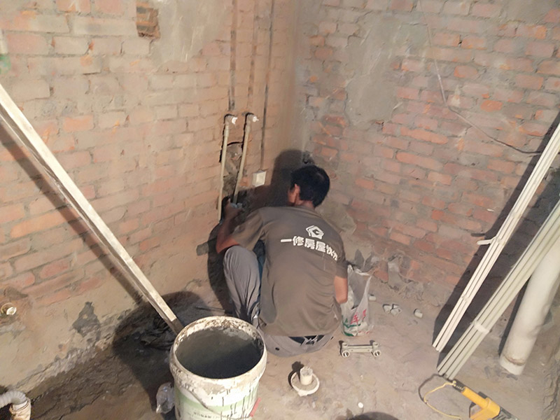 廁所管道開槽案例：先彈線，再開槽。管路開槽按要求必須是平行線與垂直線(如有水電施工圖的對照施工圖更好)。須平行走線的管路一律控制在60-90CM高(從地面算起)，有水龍頭的管路必須垂直。深度控制在4CM。線槽開好后施工負責人記好開槽管路尺寸、位置。方便以后水龍頭等潔具安裝時知道管路的位置。 在安裝冷熱水管過程中在墻內(nèi)開槽把水管暗埋在墻內(nèi)是很美觀的，但是有些按裝工在開槽為了省力不想把墻槽開太寬，特別是現(xiàn)在鋼筋混凝土墻面很多，開槽相當困難，所以能少開槽就少開槽，就把冷熱水管擠的很緊。冷熱水管緊靠在一起這是不對的。