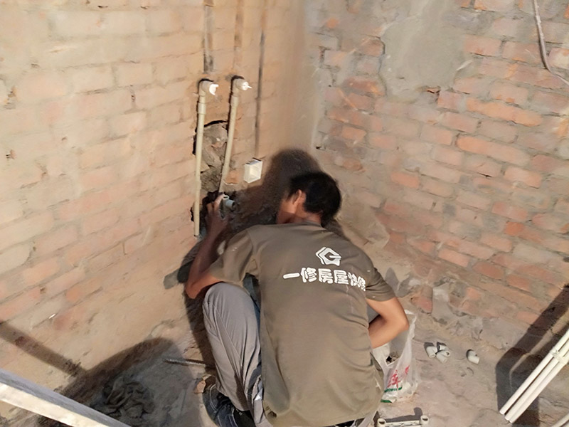 廁所管道開槽案例：先彈線，再開槽。管路開槽按要求必須是平行線與垂直線(如有水電施工圖的對照施工圖更好)。須平行走線的管路一律控制在60-90CM高(從地面算起)，有水龍頭的管路必須垂直。深度控制在4CM。線槽開好后施工負責人記好開槽管路尺寸、位置。方便以后水龍頭等潔具安裝時知道管路的位置。 在安裝冷熱水管過程中在墻內(nèi)開槽把水管暗埋在墻內(nèi)是很美觀的，但是有些按裝工在開槽為了省力不想把墻槽開太寬，特別是現(xiàn)在鋼筋混凝土墻面很多，開槽相當困難，所以能少開槽就少開槽，就把冷熱水管擠的很緊。冷熱水管緊靠在一起這是不對的。