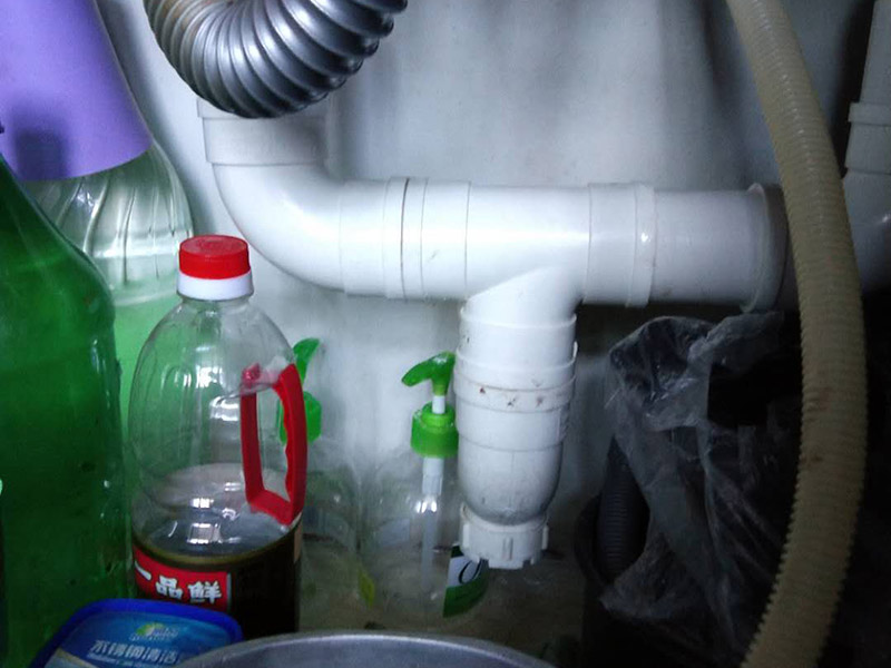 更換水槽下水管：先把水龍頭的套管直接套在2個軟管；然后軟管從下面穿過水龍頭的插孔，再把軟管的銅接頭插入水龍頭內(nèi)，并且2個都要擰緊，擰的時候一定要小心用力，不要用蠻力，用巧勁?？汕f不要出現(xiàn)下面圖中所示的那樣斷掉了。