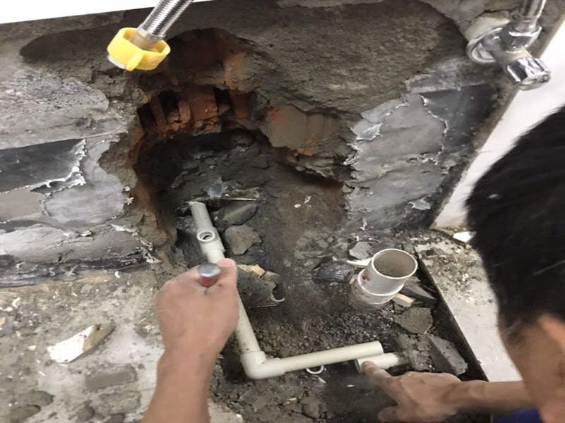 管道檢測更換維修：這個(gè)要取決于你的衛(wèi)生間是否帶有沉箱。如果帶有沉箱，所有的排水口的管都是鋪設(shè)在沉箱下面，在通過沉箱的排水管通道排水總管去的，那樣我們只需要在沉箱里面的管道進(jìn)行改動即可； 如果是不帶沉箱，一種辦法就是不夠過排水管的位置進(jìn)行局部抬高，一種就是通過穿樓板將排水管放置在樓板下面進(jìn)行改動鋪設(shè)，但是這個(gè)是要自建房或者別墅才能進(jìn)行，如果是商品房做不了，必須得抬高，一般商品房都是沉箱了的。