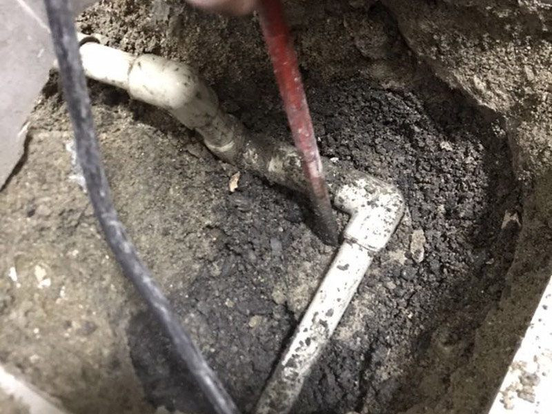 管道檢測更換維修：這個(gè)要取決于你的衛(wèi)生間是否帶有沉箱。如果帶有沉箱，所有的排水口的管都是鋪設(shè)在沉箱下面，在通過沉箱的排水管通道排水總管去的，那樣我們只需要在沉箱里面的管道進(jìn)行改動即可； 如果是不帶沉箱，一種辦法就是不夠過排水管的位置進(jìn)行局部抬高，一種就是通過穿樓板將排水管放置在樓板下面進(jìn)行改動鋪設(shè)，但是這個(gè)是要自建房或者別墅才能進(jìn)行，如果是商品房做不了，必須得抬高，一般商品房都是沉箱了的。