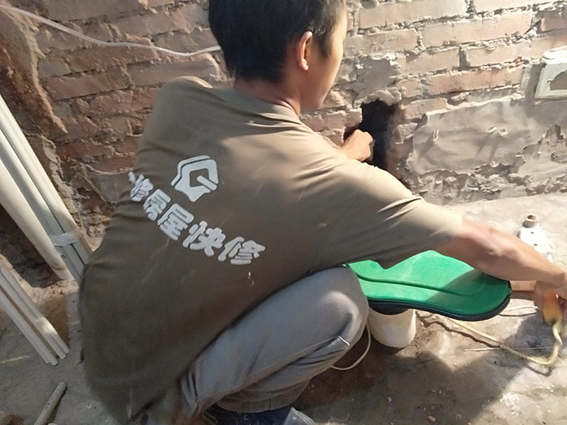 墻內(nèi)水管熱熔堵頭：首先找到漏水接口，更換漏水位置的配件管道。安裝時(shí)，先關(guān)閉總閥，再用ppr剪刀截?cái)嗦┧牟课?，再用ppr熱湯機(jī)，再補(bǔ)上一段就可以。也可以擦干漏水部位，用堵漏王堵住接口，也可以用聚氨酯防水粉劑調(diào)水后涂刷在漏水處。