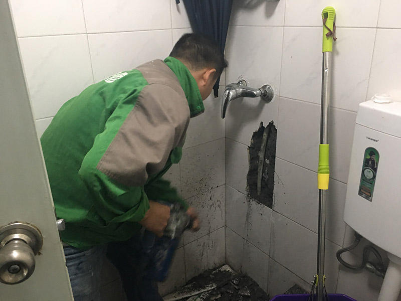 浴室水管漏水維修:除了地板或者天花板以外，可能有時候也會在墻上發(fā)現(xiàn)一塊塊的水漬。墻面滲水的原因可能是淋浴區(qū)墻面的防水層沒有做好，因此水會蔓延到其他的墻面去。另一個可能的原因就是在粉刷墻壁的時候，施作人員沒有等油漆干涂就馬上上第二或者第三層，這樣子會造成水氣悶在墻壁里，產(chǎn)生滲水的問題。 首先我們必須先找出滲漏的源頭，然后再重新施作防水層。另外如果你需要把舊的油漆層換掉、再重新涂上防水漆的時候，要記得要等第一層完全干透后再繼續(xù)后續(xù)的粉刷程序。