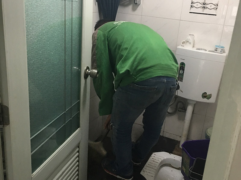 浴室水管漏水維修:除了地板或者天花板以外，可能有時候也會在墻上發(fā)現(xiàn)一塊塊的水漬。墻面滲水的原因可能是淋浴區(qū)墻面的防水層沒有做好，因此水會蔓延到其他的墻面去。另一個可能的原因就是在粉刷墻壁的時候，施作人員沒有等油漆干涂就馬上上第二或者第三層，這樣子會造成水氣悶在墻壁里，產(chǎn)生滲水的問題。 首先我們必須先找出滲漏的源頭，然后再重新施作防水層。另外如果你需要把舊的油漆層換掉、再重新涂上防水漆的時候，要記得要等第一層完全干透后再繼續(xù)后續(xù)的粉刷程序。