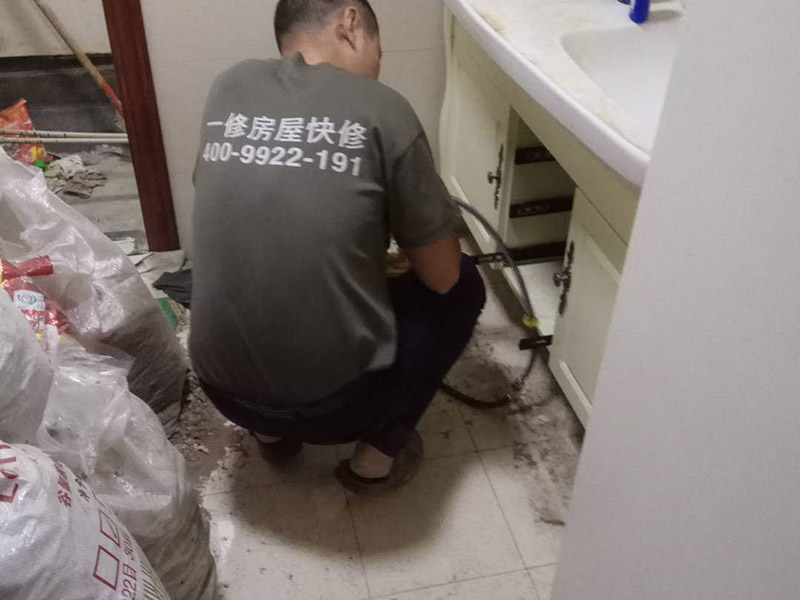 水管打壓維修：水管打壓顯示不漏但是墻面有漏水，水管接頭處如果有滲水，哪怕是一點(diǎn)點(diǎn)地滴，水壓試驗(yàn)也很容易試出來，如果水壓試驗(yàn)沒問題，可以排除水管滲水?？纯囱貕堑孛嬗袥]有濕痕，如果有，看看是在哪邊多點(diǎn)（廚房邊還是餐廳邊），如果是在廚房邊，不排除廚房地面貼面磚時(shí)，砂漿中吸貯了水，這種情況，如果廚房沒有新的滲水源，過段時(shí)間就沒事了。萬一有漏水滲漏將會(huì)給你家和樓下的造成巨大損失，給水管安裝完畢一定要做打壓試驗(yàn)，試驗(yàn)壓力不能小于6公斤，這樣那些容易漏水的地方或者施工有瑕疵的地方就會(huì)暴露出來。 最后再來介紹水管打壓沒關(guān)水閥，打到了2.0會(huì)不會(huì)傷水管，沒關(guān)總水閥、應(yīng)該是正常供水的，自來水管道內(nèi)的壓力值應(yīng)為2－2.5公斤，屬于正常壓力值，有很多人就是把試壓器拿到地方一試沒有5分鐘就卸下來說好了，那才真是騙人的。