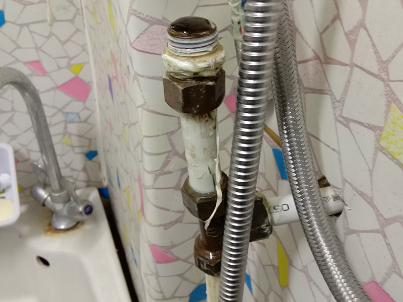 浴室管道配件更換：關(guān)水管總閘，讓斷掉處的水管內(nèi)的水流干。小區(qū)總閘一般是在樓梯間，電梯間，開關(guān)就在水表旁邊。讓開關(guān)垂直水管即為關(guān)閉。如下圖最上面的和中間的開關(guān)，就表示已關(guān)閉?，F(xiàn)在我們已經(jīng)將斷頭管鋸開了一個(gè)小口，接下來，我們就用平口一字螺絲刀，和小榔頭，將斷頭鑿出。我們用平口螺絲刀刀口對準(zhǔn)斷頭剛被鋸條鋸出的口子的旁邊的管壁，然后用榔頭敲擊螺絲刀的木柄頂部，這樣便可輕易剔除斷頭，只要打開一個(gè)小口，后面的用螺絲刀輕輕一撮就全部掉了。在安裝之前，需要先將水膠帶纏繞在角閥或水龍頭絲口上，可以稍微弄點(diǎn)水濕潤一下，更好纏繞，纏繞的時(shí)候要采用逆時(shí)針方向纏繞。