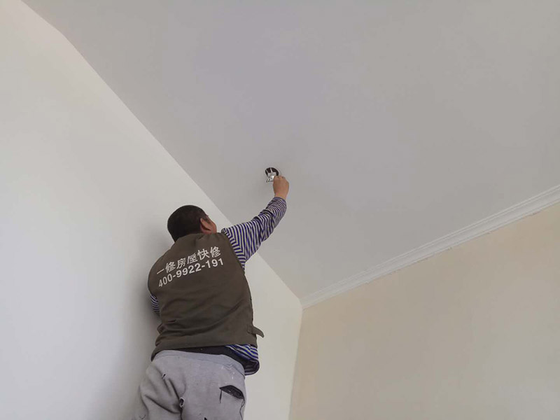 酒店墻面翻新：將房中小件物品搬移到柜子，儲(chǔ)物柜等不需要施工的位置，如樓梯間，衛(wèi)生間等，利用專業(yè)的遮蔽保護(hù)膜貼在地面，包裝家具，避免施工期間對(duì)家中的物品造成損害和污染。檢查墻面破損位置，如粉化，開裂，滲水，起皮現(xiàn)象嚴(yán)重的利用鏟刀直接全部鏟除至基層，局部破損現(xiàn)象不嚴(yán)重的位置直接用打磨機(jī)或者砂紙打磨即可。貼過(guò)墻紙的一定要完全清理掉墻紙內(nèi)的膠，因?yàn)槟z水時(shí)間長(zhǎng)了之后會(huì)產(chǎn)生化學(xué)反應(yīng)，會(huì)對(duì)膩?zhàn)訉佑兴绊?，且易造成環(huán)保污染，揮發(fā)有害物質(zhì)。 墻面完全鏟除后，需用打磨機(jī)打磨墻面起到找平的作用，然后做防水界面劑施工，防水施工的目的是防止天氣潮濕或者樓頂漏水，陽(yáng)臺(tái)滲水導(dǎo)致墻面乳膠漆掉皮，界面劑的作用是為了增強(qiáng)水泥基層的粘接力。 膩?zhàn)邮且环N墻體抹灰找平材料，膩?zhàn)拥淖饔檬菫榱耸箟γ嫫秸?，起找平的作用，增?qiáng)底漆的附著力，且防水膩?zhàn)舆€具有耐水的性能，可以保證乳膠漆施工后不會(huì)出現(xiàn)起皮，掉粉等現(xiàn)象，膩?zhàn)邮┕ず?，一定要做精?xì)打磨，保證膩?zhàn)拥募?xì)膩性。 面漆是墻漆系統(tǒng)中最后一位守關(guān)者，它能體現(xiàn)整個(gè)漆面的光澤，手感，因此面漆的好壞直接決定了整片漆膜的好壞。