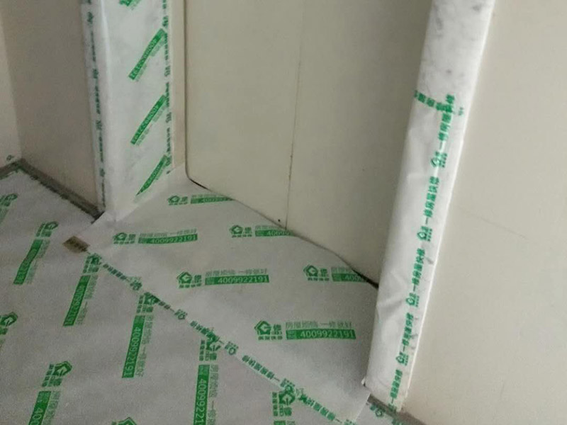 別墅全屋翻新保護(hù)：在施工過程中，有些分項(xiàng)、分部工程已經(jīng)完成，其他工程尚在施工，或者某些部位已經(jīng)完成，其他部位正在施工，如果對(duì)已完成的 成品，不采取妥善的措施加以 保護(hù)，就會(huì)造成損傷，影響質(zhì)量。這樣，不僅會(huì)增加修補(bǔ)工作量，浪費(fèi)工料，拖延工期；更嚴(yán)重的是有的損傷難以恢復(fù)到原料，成為永久性的缺陷。因此，搞好成品保護(hù)，是一項(xiàng)關(guān)系到確保工程質(zhì)量、降低工程成本，按期竣工的重要環(huán)節(jié)