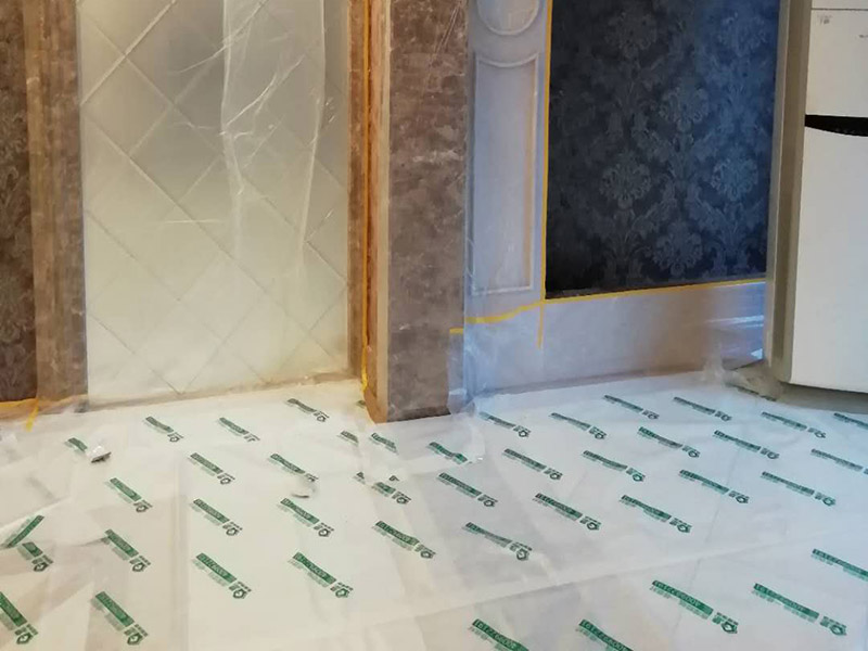 別墅全屋翻新保護(hù)：在施工過程中，有些分項(xiàng)、分部工程已經(jīng)完成，其他工程尚在施工，或者某些部位已經(jīng)完成，其他部位正在施工，如果對(duì)已完成的 成品，不采取妥善的措施加以 保護(hù)，就會(huì)造成損傷，影響質(zhì)量。這樣，不僅會(huì)增加修補(bǔ)工作量，浪費(fèi)工料，拖延工期；更嚴(yán)重的是有的損傷難以恢復(fù)到原料，成為永久性的缺陷。因此，搞好成品保護(hù)，是一項(xiàng)關(guān)系到確保工程質(zhì)量、降低工程成本，按期竣工的重要環(huán)節(jié)