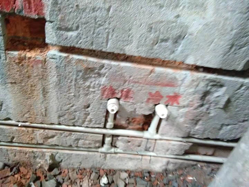 全屋線路規(guī)劃，水管開(kāi)槽:水路管道檢查至關(guān)重要，這相關(guān)以后的水路安全隱患問(wèn)題。我們通常用試壓的方法做管道檢查。試壓是管道檢查滲漏的方法之一，先用賭頭將所有內(nèi)絲賭死。用壓力表打壓(家裝一般12個(gè)壓)試水。打壓之后檢查所有管道所有接頭。第二種方法就是上了賭頭之后，打開(kāi)水閘二天二夜，第三天檢查所有接頭。 水路管道安裝之后，用水泥沙子混合封好衛(wèi)生間所有線槽。等線槽和地面填渣干后，再次清洗地面與墻面，墻地面水份干了即可做防水，墻面防水最好作一米高。如果廚衛(wèi)墻背面有家具的墻面，必須做滿墻。起到家具防潮作用。地面須填渣的，必須做好防水后填渣。填渣10厘米以上的用水泥沙子干混填渣。做二次防水地面和墻面要一起做。