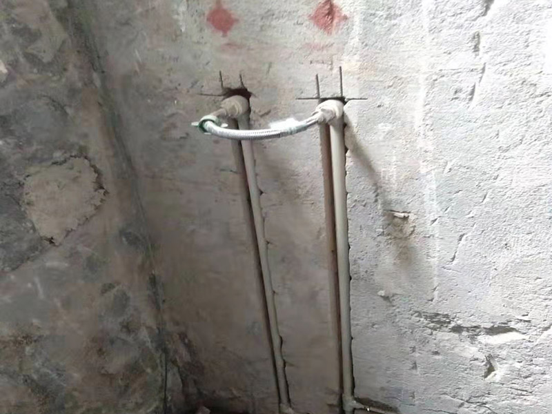 全屋線路規(guī)劃，水管開(kāi)槽:水路管道檢查至關(guān)重要，這相關(guān)以后的水路安全隱患問(wèn)題。我們通常用試壓的方法做管道檢查。試壓是管道檢查滲漏的方法之一，先用賭頭將所有內(nèi)絲賭死。用壓力表打壓(家裝一般12個(gè)壓)試水。打壓之后檢查所有管道所有接頭。第二種方法就是上了賭頭之后，打開(kāi)水閘二天二夜，第三天檢查所有接頭。 水路管道安裝之后，用水泥沙子混合封好衛(wèi)生間所有線槽。等線槽和地面填渣干后，再次清洗地面與墻面，墻地面水份干了即可做防水，墻面防水最好作一米高。如果廚衛(wèi)墻背面有家具的墻面，必須做滿墻。起到家具防潮作用。地面須填渣的，必須做好防水后填渣。填渣10厘米以上的用水泥沙子干混填渣。做二次防水地面和墻面要一起做。