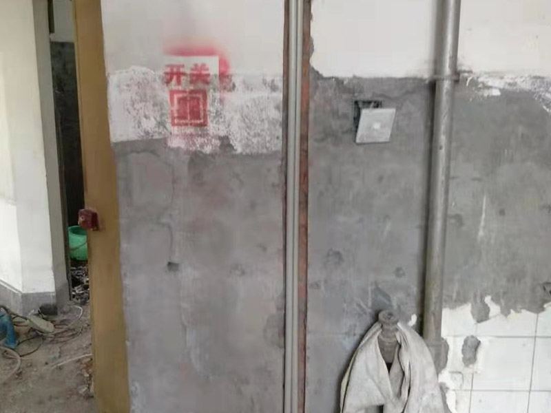 全屋線路規(guī)劃，水管開(kāi)槽:水路管道檢查至關(guān)重要，這相關(guān)以后的水路安全隱患問(wèn)題。我們通常用試壓的方法做管道檢查。試壓是管道檢查滲漏的方法之一，先用賭頭將所有內(nèi)絲賭死。用壓力表打壓(家裝一般12個(gè)壓)試水。打壓之后檢查所有管道所有接頭。第二種方法就是上了賭頭之后，打開(kāi)水閘二天二夜，第三天檢查所有接頭。 水路管道安裝之后，用水泥沙子混合封好衛(wèi)生間所有線槽。等線槽和地面填渣干后，再次清洗地面與墻面，墻地面水份干了即可做防水，墻面防水最好作一米高。如果廚衛(wèi)墻背面有家具的墻面，必須做滿墻。起到家具防潮作用。地面須填渣的，必須做好防水后填渣。填渣10厘米以上的用水泥沙子干混填渣。做二次防水地面和墻面要一起做。