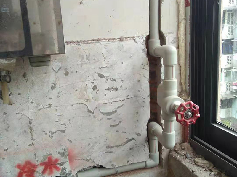 全屋線路規(guī)劃，水管開(kāi)槽:水路管道檢查至關(guān)重要，這相關(guān)以后的水路安全隱患問(wèn)題。我們通常用試壓的方法做管道檢查。試壓是管道檢查滲漏的方法之一，先用賭頭將所有內(nèi)絲賭死。用壓力表打壓(家裝一般12個(gè)壓)試水。打壓之后檢查所有管道所有接頭。第二種方法就是上了賭頭之后，打開(kāi)水閘二天二夜，第三天檢查所有接頭。 水路管道安裝之后，用水泥沙子混合封好衛(wèi)生間所有線槽。等線槽和地面填渣干后，再次清洗地面與墻面，墻地面水份干了即可做防水，墻面防水最好作一米高。如果廚衛(wèi)墻背面有家具的墻面，必須做滿墻。起到家具防潮作用。地面須填渣的，必須做好防水后填渣。填渣10厘米以上的用水泥沙子干混填渣。做二次防水地面和墻面要一起做。