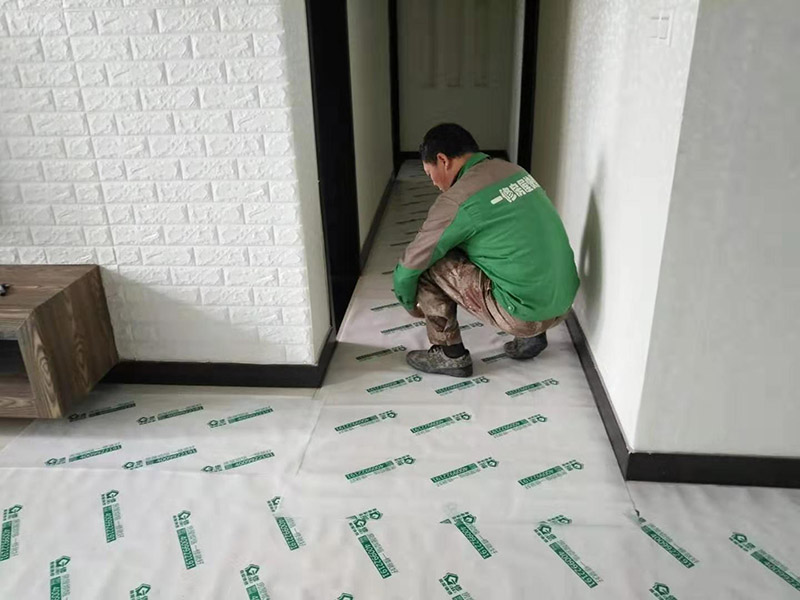 全屋地板家具保護(hù)：俗話說(shuō)的好，做任何事情都要防患于未然，提早一步考慮周全，將問(wèn)題的發(fā)生扼殺在搖籃里，這才是徹底解決麻煩的關(guān)鍵。 1、使用耐磨地板。耐磨地板是在地板生產(chǎn)過(guò)程中利用U型槽熱壓鋼模板以此壓制而成，它利用光學(xué)原理設(shè)計(jì)了一條實(shí)木視覺(jué)線，營(yíng)造出一種原木視覺(jué)效果，增強(qiáng)地板的耐磨性。 2、使用組合家具。在目前的家裝設(shè)計(jì)中，除了一些家電產(chǎn)品，需要單獨(dú)選購(gòu)的已經(jīng)越來(lái)越少，可以購(gòu)買(mǎi)組合家具，在裝修完成后直接在房間里拼接組合，這樣既不會(huì)產(chǎn)生地板摩擦問(wèn)題，也更加省事。