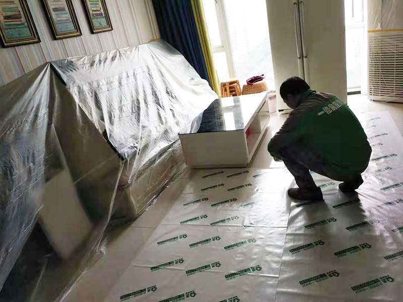 全屋地板家具保護(hù)：俗話說(shuō)的好，做任何事情都要防患于未然，提早一步考慮周全，將問(wèn)題的發(fā)生扼殺在搖籃里，這才是徹底解決麻煩的關(guān)鍵。 1、使用耐磨地板。耐磨地板是在地板生產(chǎn)過(guò)程中利用U型槽熱壓鋼模板以此壓制而成，它利用光學(xué)原理設(shè)計(jì)了一條實(shí)木視覺(jué)線，營(yíng)造出一種原木視覺(jué)效果，增強(qiáng)地板的耐磨性。 2、使用組合家具。在目前的家裝設(shè)計(jì)中，除了一些家電產(chǎn)品，需要單獨(dú)選購(gòu)的已經(jīng)越來(lái)越少，可以購(gòu)買(mǎi)組合家具，在裝修完成后直接在房間里拼接組合，這樣既不會(huì)產(chǎn)生地板摩擦問(wèn)題，也更加省事。