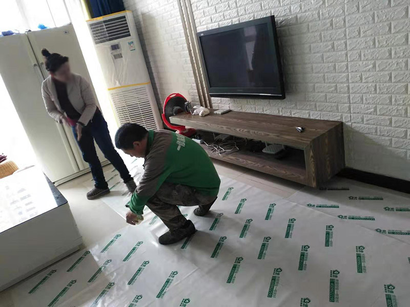 全屋地板家具保護(hù)：俗話說(shuō)的好，做任何事情都要防患于未然，提早一步考慮周全，將問(wèn)題的發(fā)生扼殺在搖籃里，這才是徹底解決麻煩的關(guān)鍵。 1、使用耐磨地板。耐磨地板是在地板生產(chǎn)過(guò)程中利用U型槽熱壓鋼模板以此壓制而成，它利用光學(xué)原理設(shè)計(jì)了一條實(shí)木視覺(jué)線，營(yíng)造出一種原木視覺(jué)效果，增強(qiáng)地板的耐磨性。 2、使用組合家具。在目前的家裝設(shè)計(jì)中，除了一些家電產(chǎn)品，需要單獨(dú)選購(gòu)的已經(jīng)越來(lái)越少，可以購(gòu)買(mǎi)組合家具，在裝修完成后直接在房間里拼接組合，這樣既不會(huì)產(chǎn)生地板摩擦問(wèn)題，也更加省事。