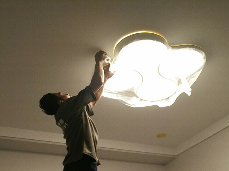 1、做好入戶(hù)門(mén)保護(hù) 各類(lèi)裝修物料的進(jìn)場(chǎng)、建筑裝修的清理都必須經(jīng)過(guò)入戶(hù)門(mén)。在對(duì)物品進(jìn)行搬運(yùn)時(shí)，難免會(huì)與入戶(hù)門(mén)發(fā)生磕碰及摩擦。因此，在進(jìn)行成品保護(hù)時(shí)，我們首先要做好入戶(hù)門(mén)的保護(hù)。 建議，在裝修開(kāi)工前知道家具家電進(jìn)場(chǎng)，都應(yīng)當(dāng)使用成品保護(hù)膜將入戶(hù)門(mén)進(jìn)行包裹。 2、做好水電改造期間的成品保護(hù) 水電改造是基礎(chǔ)裝修，水電裝修的質(zhì)量好壞，直接決定著后期的施工和使用。因此，在進(jìn)行水電改造時(shí)，同樣需要做好成品保護(hù)工作。水電改造完成后，應(yīng)當(dāng)對(duì)各種管線進(jìn)行規(guī)范的固定，以防脫落;對(duì)露的線頭要進(jìn)行包裹，以防發(fā)生觸電的危險(xiǎn);做好地面線管的固定和保護(hù)，防止被踩壞。同時(shí)，在搬運(yùn)物料時(shí)，也不要破壞地面鋪設(shè)的管線。