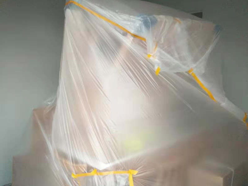 1、做好入戶(hù)門(mén)保護(hù) 各類(lèi)裝修物料的進(jìn)場(chǎng)、建筑裝修的清理都必須經(jīng)過(guò)入戶(hù)門(mén)。在對(duì)物品進(jìn)行搬運(yùn)時(shí)，難免會(huì)與入戶(hù)門(mén)發(fā)生磕碰及摩擦。因此，在進(jìn)行成品保護(hù)時(shí)，我們首先要做好入戶(hù)門(mén)的保護(hù)。 建議，在裝修開(kāi)工前知道家具家電進(jìn)場(chǎng)，都應(yīng)當(dāng)使用成品保護(hù)膜將入戶(hù)門(mén)進(jìn)行包裹。 2、做好水電改造期間的成品保護(hù) 水電改造是基礎(chǔ)裝修，水電裝修的質(zhì)量好壞，直接決定著后期的施工和使用。因此，在進(jìn)行水電改造時(shí)，同樣需要做好成品保護(hù)工作。水電改造完成后，應(yīng)當(dāng)對(duì)各種管線進(jìn)行規(guī)范的固定，以防脫落;對(duì)露的線頭要進(jìn)行包裹，以防發(fā)生觸電的危險(xiǎn);做好地面線管的固定和保護(hù)，防止被踩壞。同時(shí)，在搬運(yùn)物料時(shí)，也不要破壞地面鋪設(shè)的管線。