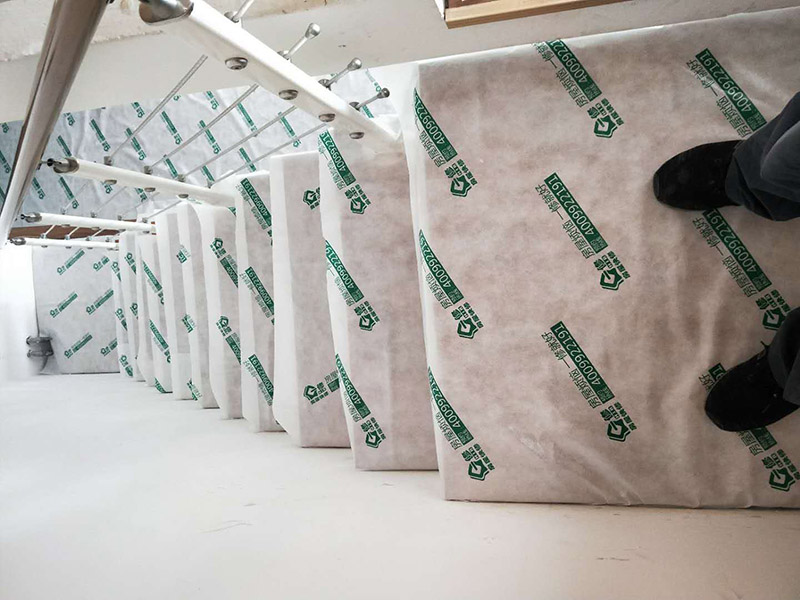 地板樓梯成品保護(hù)：樓地面按其構(gòu)造由面層、墊層和基層等部分組成。因此樓地面成品保護(hù)既保護(hù)地面又保護(hù)地面磚裝飾等。 樓梯臺(tái)階成品保護(hù)主要是保護(hù)臺(tái)階成品裝飾，如樓梯大理石、踢腳板等，當(dāng)然，也得保護(hù)樓梯基層砼等不損壞。 內(nèi)墻面成品保護(hù)主要是保護(hù)內(nèi)墻涂料，如膩?zhàn)?、乳膠漆等。