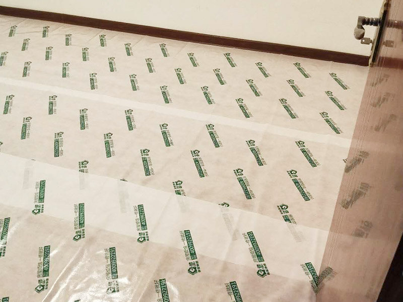 地板樓梯成品保護(hù)：樓地面按其構(gòu)造由面層、墊層和基層等部分組成。因此樓地面成品保護(hù)既保護(hù)地面又保護(hù)地面磚裝飾等。 樓梯臺(tái)階成品保護(hù)主要是保護(hù)臺(tái)階成品裝飾，如樓梯大理石、踢腳板等，當(dāng)然，也得保護(hù)樓梯基層砼等不損壞。 內(nèi)墻面成品保護(hù)主要是保護(hù)內(nèi)墻涂料，如膩?zhàn)?、乳膠漆等。