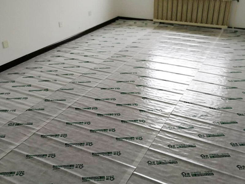 地板樓梯成品保護(hù)：樓地面按其構(gòu)造由面層、墊層和基層等部分組成。因此樓地面成品保護(hù)既保護(hù)地面又保護(hù)地面磚裝飾等。 樓梯臺(tái)階成品保護(hù)主要是保護(hù)臺(tái)階成品裝飾，如樓梯大理石、踢腳板等，當(dāng)然，也得保護(hù)樓梯基層砼等不損壞。 內(nèi)墻面成品保護(hù)主要是保護(hù)內(nèi)墻涂料，如膩?zhàn)?、乳膠漆等。