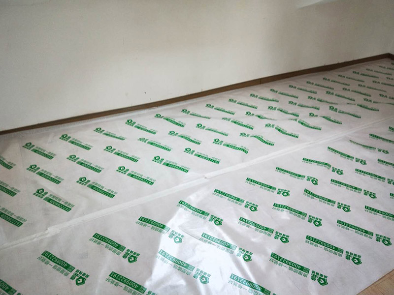 地面保護材料進場：一、入戶門的保護 各種裝修物料的進場以及各種建筑裝修垃圾的清理，都會經(jīng)過入戶門，這些物品在搬運的過程中，與入戶門發(fā)生磕碰、摩擦的機率大大增加，所以，第一個需要做好成品保護的地方就是我們的入戶門。建議:在裝修開工前直到家具進場期間，都需要對入戶門進行保護!對于這一點，可以使用成品保護膜將門包裹。 二、瓷磚、地板的鋪貼保護 --保護膜的貼法 瓷磚、地板的鋪裝，也屬于基礎(chǔ)裝修的部分，經(jīng)常發(fā)現(xiàn)瓷磚施工時和施工后都沒有做成品保護工作，具體的表現(xiàn)有:瓷磚邊鋪邊勾縫、在剛鋪的瓷磚、地板上堆放雜物、剛鋪的瓷磚就在上面走動踩踏、地面瓷磚、地板沒有使用成品保護膜覆蓋等，這些都會影響瓷磚的鋪貼效果，造成瓷磚的施工質(zhì)量問題。