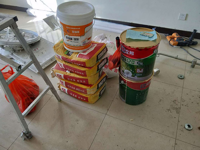 地面保護材料進場：一、入戶門的保護 各種裝修物料的進場以及各種建筑裝修垃圾的清理，都會經(jīng)過入戶門，這些物品在搬運的過程中，與入戶門發(fā)生磕碰、摩擦的機率大大增加，所以，第一個需要做好成品保護的地方就是我們的入戶門。建議:在裝修開工前直到家具進場期間，都需要對入戶門進行保護!對于這一點，可以使用成品保護膜將門包裹。 二、瓷磚、地板的鋪貼保護 --保護膜的貼法 瓷磚、地板的鋪裝，也屬于基礎(chǔ)裝修的部分，經(jīng)常發(fā)現(xiàn)瓷磚施工時和施工后都沒有做成品保護工作，具體的表現(xiàn)有:瓷磚邊鋪邊勾縫、在剛鋪的瓷磚、地板上堆放雜物、剛鋪的瓷磚就在上面走動踩踏、地面瓷磚、地板沒有使用成品保護膜覆蓋等，這些都會影響瓷磚的鋪貼效果，造成瓷磚的施工質(zhì)量問題。