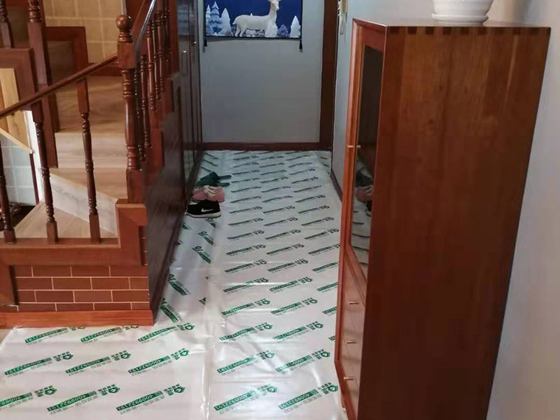 入戶(hù)門(mén)走廊保護(hù):在裝修開(kāi)工前直到家具進(jìn)場(chǎng)期間，都需要對(duì)入戶(hù)門(mén)進(jìn)行保護(hù)!對(duì)于這一點(diǎn)，可以使用成品保護(hù)膜將門(mén)包裹。 1、墻地面瓷磚，在鋪貼未干固的情況下，不要急于勾縫，以免人為的造成瓷磚松動(dòng)、高低不平，影響施工效果。 2、地面瓷磚干固前，不要在上面走動(dòng)、堆放雜物，以免造成瓷磚松動(dòng)、高低不平。 3、地面瓷磚鋪貼完后，使用成品保護(hù)膜覆蓋磚面。 既可以防止裝修時(shí)的沙子磨傷地面，同時(shí)也能有效的防止油漆涂料等有色液體滴落磚面，造成地面污染。 如上所言，施工中裝修成品的保護(hù)是一個(gè)十分細(xì)致的活，現(xiàn)在只列出幾項(xiàng)相對(duì)重要的方面，以待補(bǔ)充。