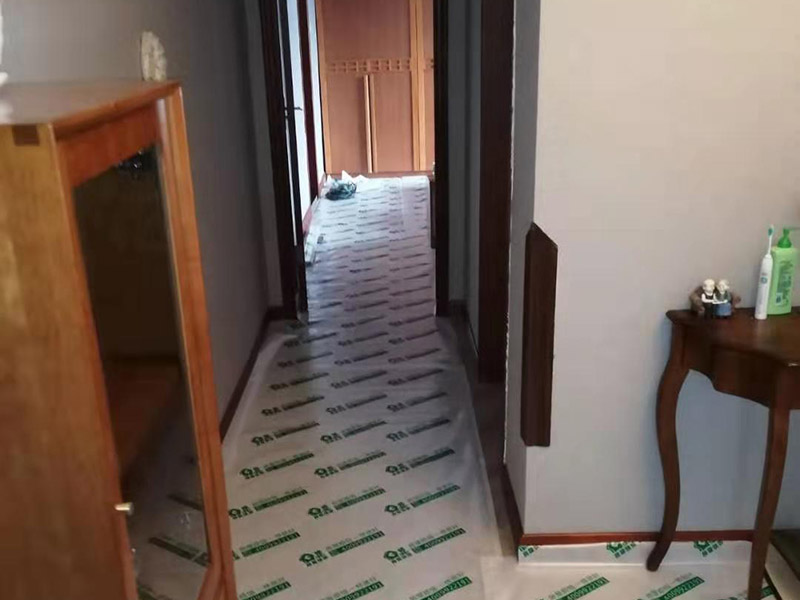 入戶(hù)門(mén)走廊保護(hù):在裝修開(kāi)工前直到家具進(jìn)場(chǎng)期間，都需要對(duì)入戶(hù)門(mén)進(jìn)行保護(hù)!對(duì)于這一點(diǎn)，可以使用成品保護(hù)膜將門(mén)包裹。 1、墻地面瓷磚，在鋪貼未干固的情況下，不要急于勾縫，以免人為的造成瓷磚松動(dòng)、高低不平，影響施工效果。 2、地面瓷磚干固前，不要在上面走動(dòng)、堆放雜物，以免造成瓷磚松動(dòng)、高低不平。 3、地面瓷磚鋪貼完后，使用成品保護(hù)膜覆蓋磚面。 既可以防止裝修時(shí)的沙子磨傷地面，同時(shí)也能有效的防止油漆涂料等有色液體滴落磚面，造成地面污染。 如上所言，施工中裝修成品的保護(hù)是一個(gè)十分細(xì)致的活，現(xiàn)在只列出幾項(xiàng)相對(duì)重要的方面，以待補(bǔ)充。